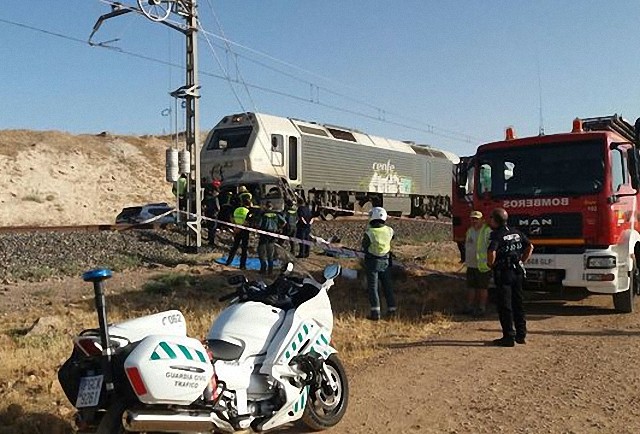 Almagro: Dos fallecidos al ser su coche arrollado por un tren de mercancias en un paso a nivel sin barreras Actualidad