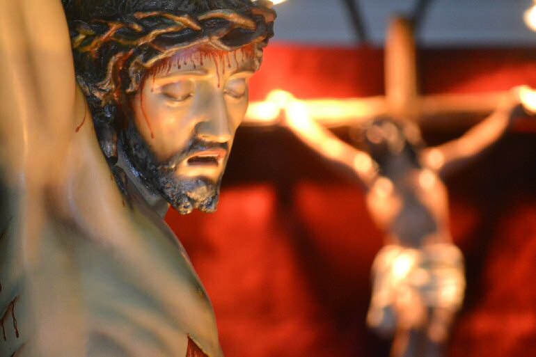 Pozuelo de Calatrava siguió al Santísimo Cristo de la Misericordia en su Vía Crucis en la noche del Miércoles Santo