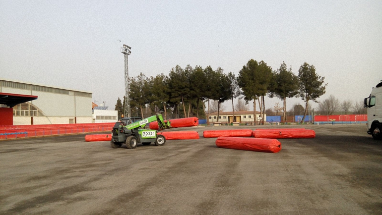 Pozuelo de Calatrava Hoy se ha recibido el césped artificial para la terminación de las obras de su instalación en el Campo de Fútbol Municipal