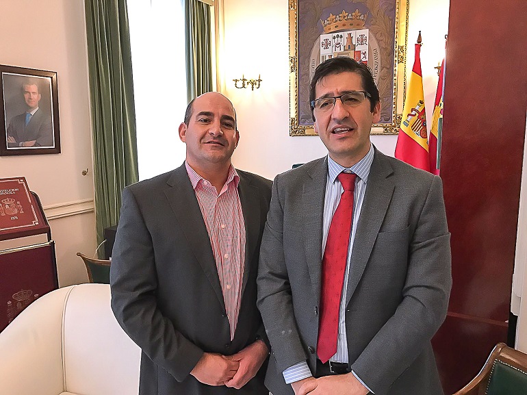El alcalde de Pozuelo de Calatrava con el presidente de la Diputación Provincial de Ciudad Real. Foto de Archivo