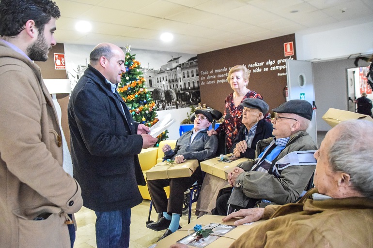 Julián Triguero y su equipo de gobierno visitan a los mayores que residen fuera de nuestra localidad para felicitarles las fiestas navideñas