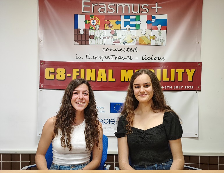 Dos alumnas del IES Clavero de Almagro, a punto de emprender su aventura europea gracias al programa Erasmus+