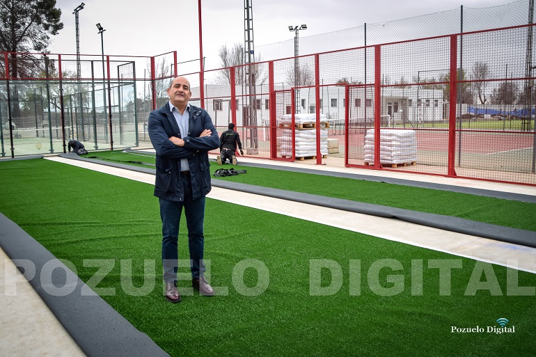 Pozuelo de Calatrava Julián Triguero supervisó la renovación del césped en la pista de pádel del Complejo Deportivo “El Campillo”
